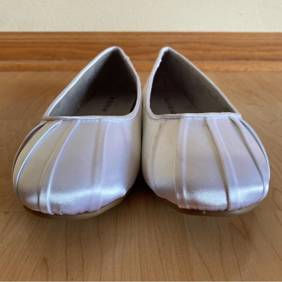 NEW David’s Bridal Women’s Dyeable White Satin Pleated Toe Flat, Size 9.5W - Picture 5 of 10